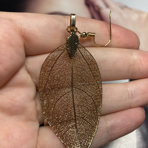 Gold Tone Leaves Errings - Picture 4 of 5
